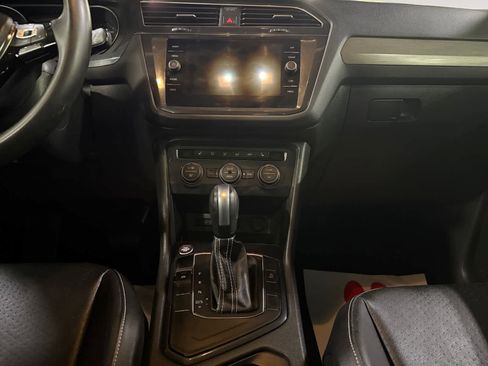 Used 2021 Volkswagen Tiguan SE image 18