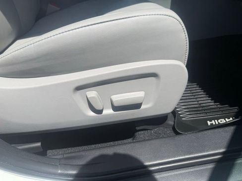 Used 2019 Toyota Highlander XLE AWD/4WD image 60