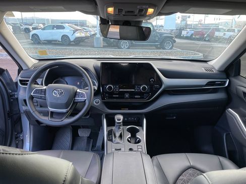 Certified 2024 Toyota Highlander XLE image 12