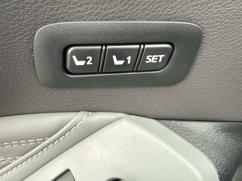 Used 2020 Toyota Avalon Limited image 18