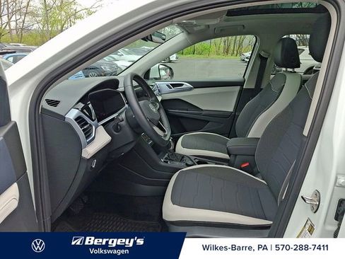 Used 2025 Volkswagen Taos SE AWD/4WD image 16