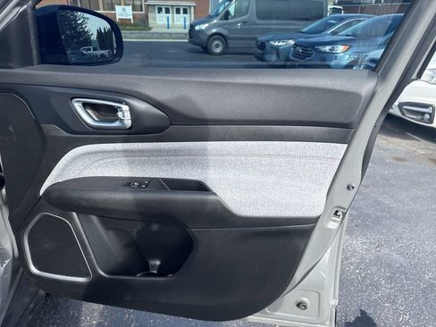 Used 2023 Jeep Compass Latitude image 40