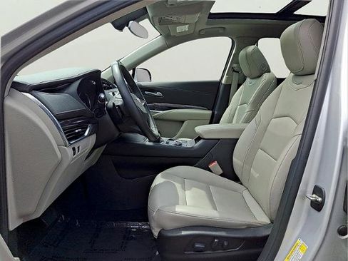 Used 2021 Cadillac XT4 Luxury w/ Cold Weather Package AWD/4WD image 12
