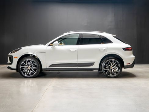 Certified 2026 Porsche Macan AWD/4WD image 2