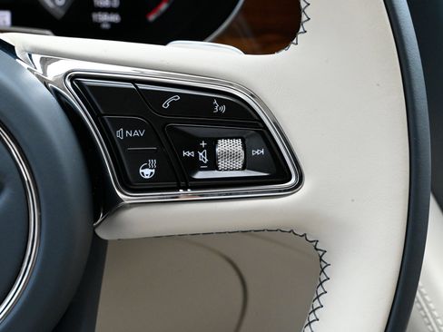 Used 2023 Bentley Bentayga AWD/4WD image 25