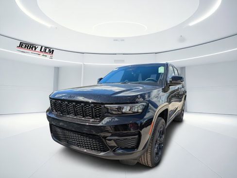 New 2025 Jeep Grand Cherokee Altitude image 6