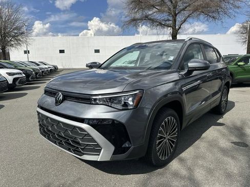 New 2026 Volkswagen Taos SE image 1