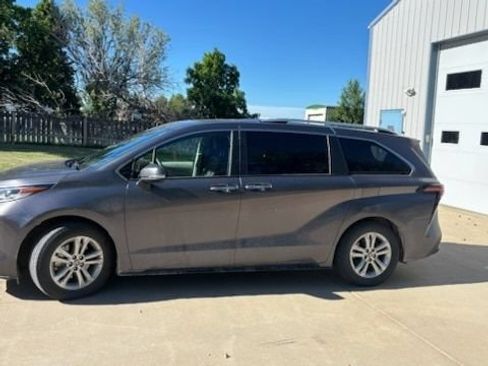 Used 2023 Toyota Sienna Platinum AWD/4WD image 2