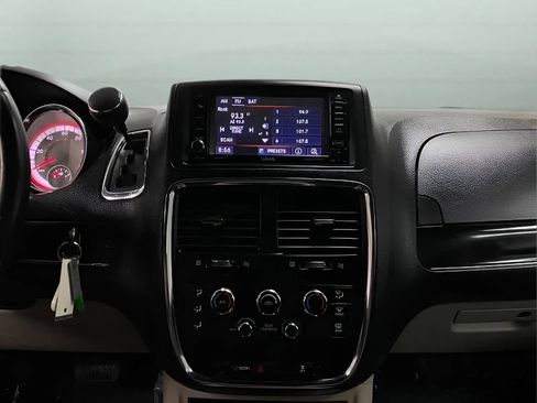 Used 2019 Dodge Grand Caravan SXT FWD image 19