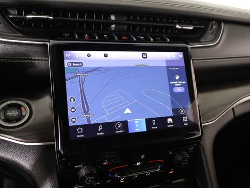 Used 2023 Jeep Grand Cherokee Limited image 7