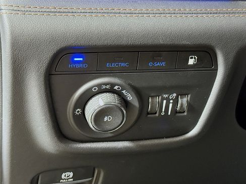 Used 2023 Jeep Grand Cherokee Summit AWD/4WD image 15