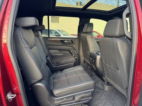 Used 2025 Chevrolet Suburban High Country image 37