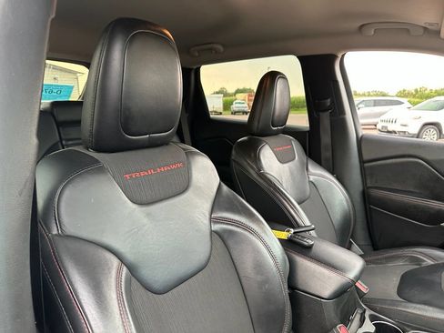 Used 2018 Jeep Cherokee Trailhawk AWD/4WD image 31