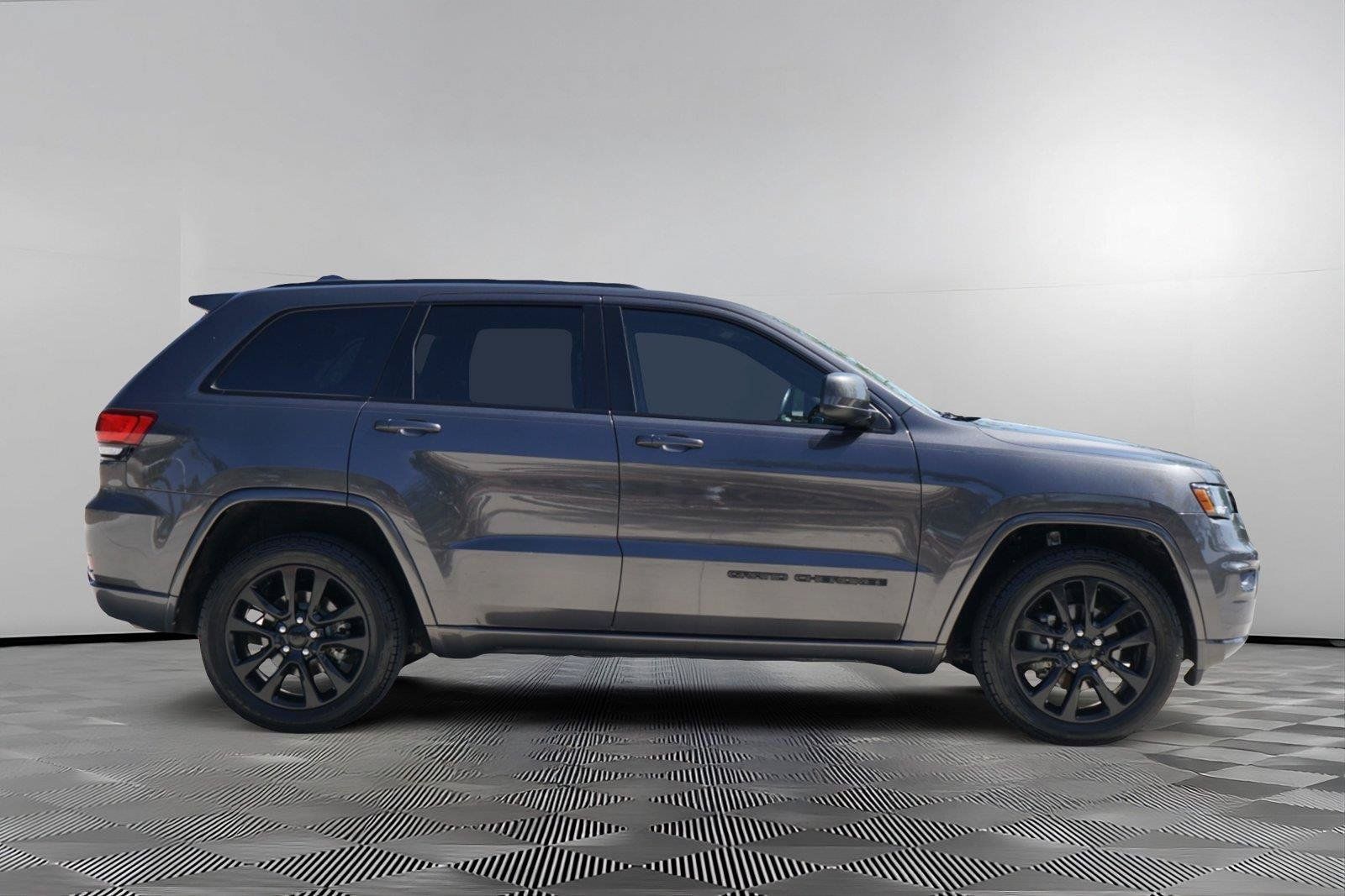 Used 2018 Jeep Grand Cherokee Altitude RWD image 4