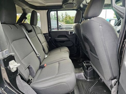 Used 2020 Jeep Wrangler Unlimited Sahara w/ Uconnect 4C Nav & Sound Group AWD/4WD image 15