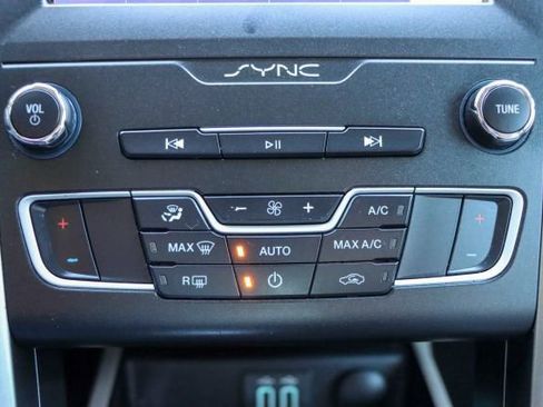 Used 2020 Ford Fusion SE image 38