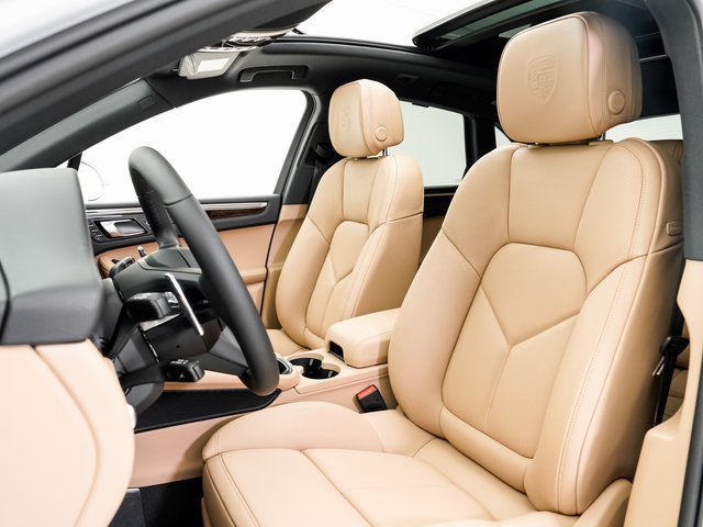 Certified 2026 Porsche Macan AWD/4WD image 5
