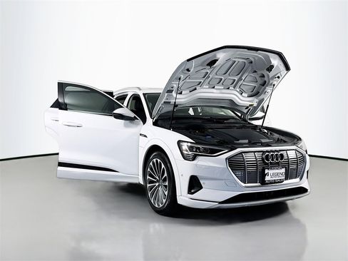 Used 2019 Audi e-tron Prestige w/ Prestige Package image 24