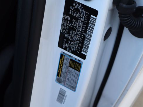 Used 2025 Kia Telluride EX w/ EX Captain's Chair Package FWD image 31