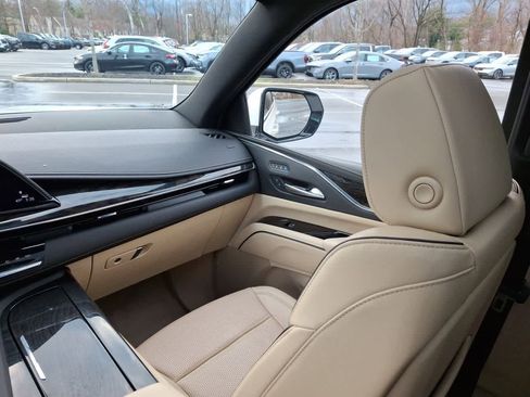 Used 2024 Cadillac Escalade Premium Luxury image 11