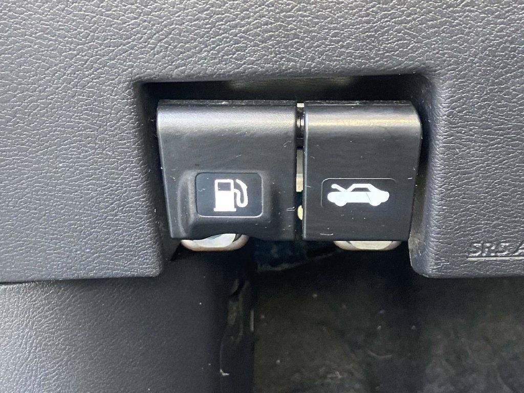 Used 2025 Nissan Versa SV FWD image 18