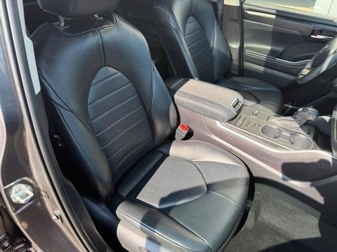 Used 2022 Toyota Highlander XLE FWD image 11