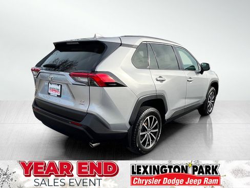 Used 2019 Toyota RAV4 LE image 8