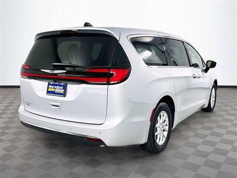 New 2026 Chrysler Pacifica Select image 4