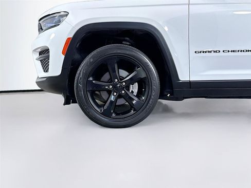 Used 2023 Jeep Grand Cherokee Altitude AWD/4WD image 32