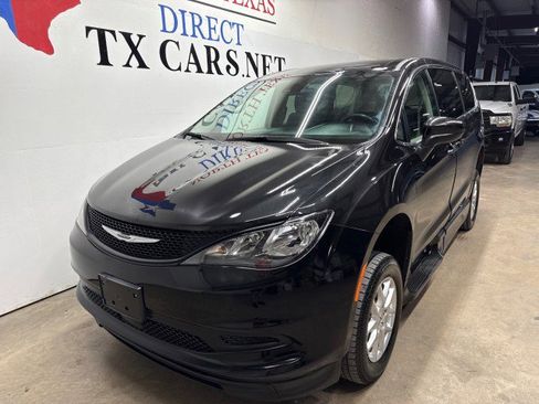 Used 2022 Chrysler Voyager LX image 11