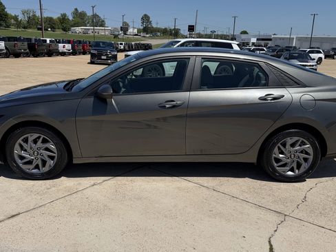 Used 2024 Hyundai Elantra SEL FWD image 4