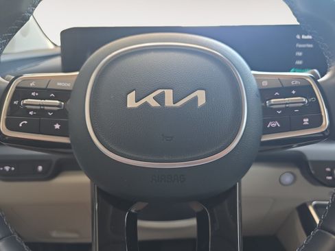 Certified 2025 Kia Carnival SX FWD image 11