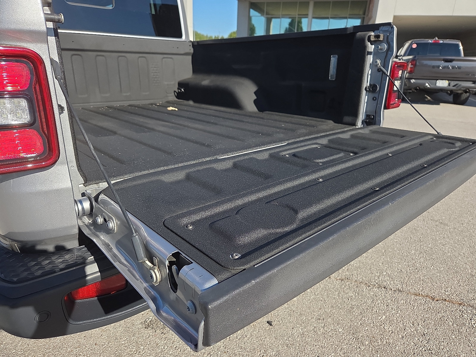 Used 2020 Jeep Gladiator Overland AWD/4WD image 9