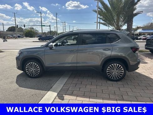 Certified 2025 Volkswagen Taos SE image 9