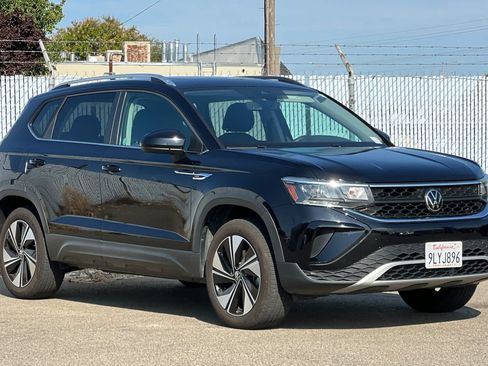 Used 2024 Volkswagen Taos SE w/ Panoramic Sunroof Package AWD/4WD image 7
