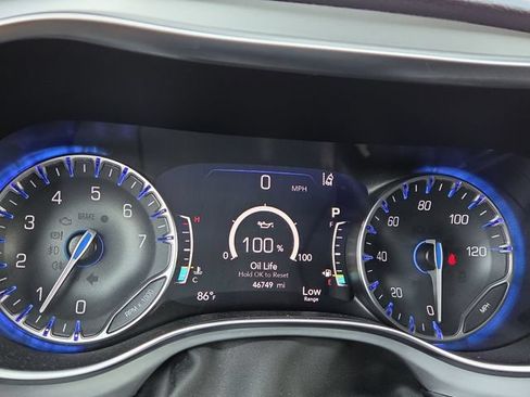 Used 2025 Chrysler Pacifica Limited FWD image 9