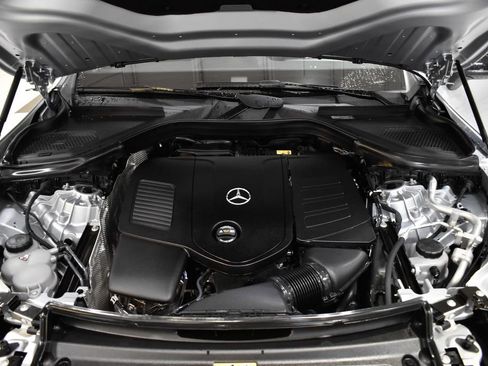 Used 2024 Mercedes-Benz GLC 300 4MATIC image 11