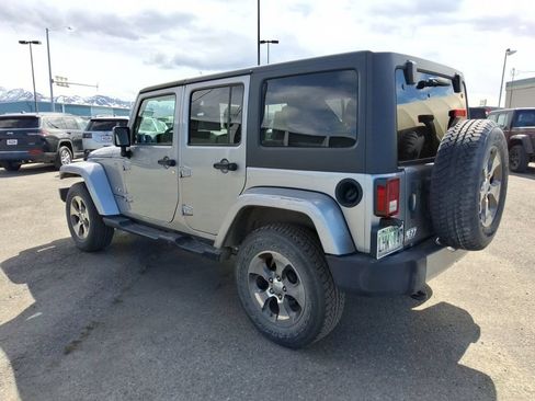 Used 2018 Jeep Wrangler Unlimited Sahara w/ Connectivity Group AWD/4WD image 6