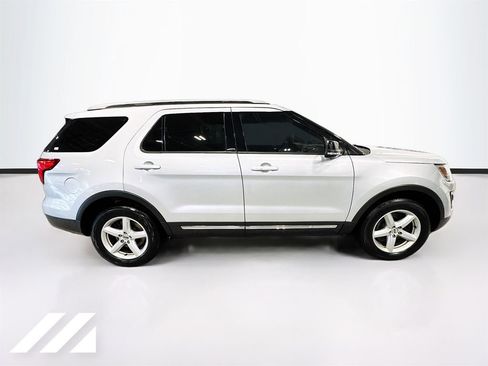 Used 2017 Ford Explorer XLT AWD/4WD image 4