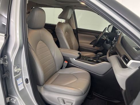 Used 2022 Toyota Highlander XLE image 24