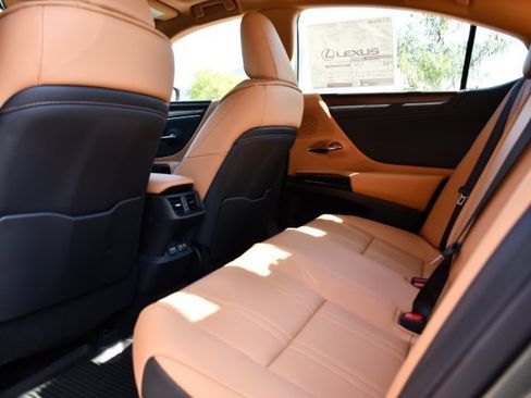 New 2025 Lexus ES 300h w/ Luxury Package image 17