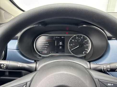 Used 2025 Nissan Versa SV FWD image 38