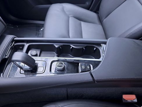 Certified 2025 Volvo XC90 B5 Core AWD/4WD image 35