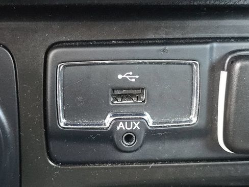 Used 2023 Jeep Renegade Latitude AWD/4WD image 28