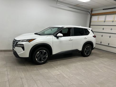 Used 2024 Nissan Rogue SV image 5