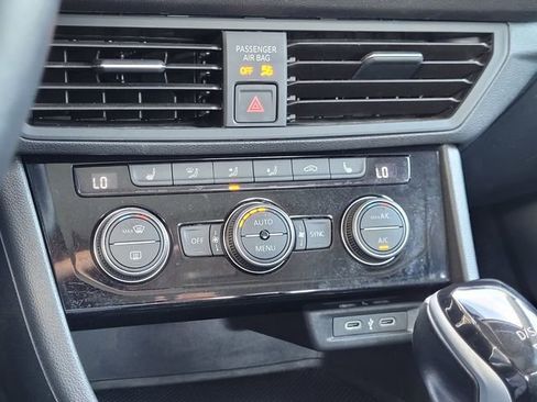 Used 2024 Volkswagen Jetta SE FWD image 11