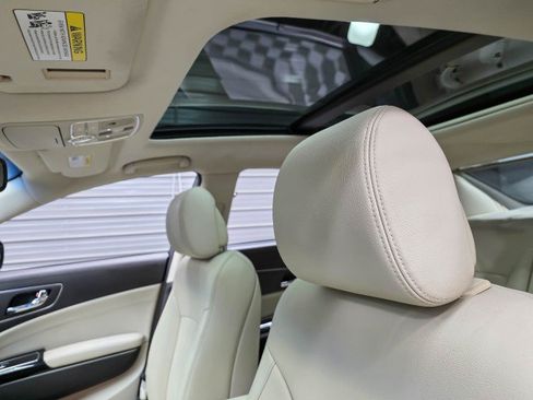 Used 2015 Kia K900 Premium w/ Interior Highline Package RWD image 15