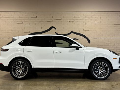 Used 2023 Porsche Cayenne Platinum Edition image 3
