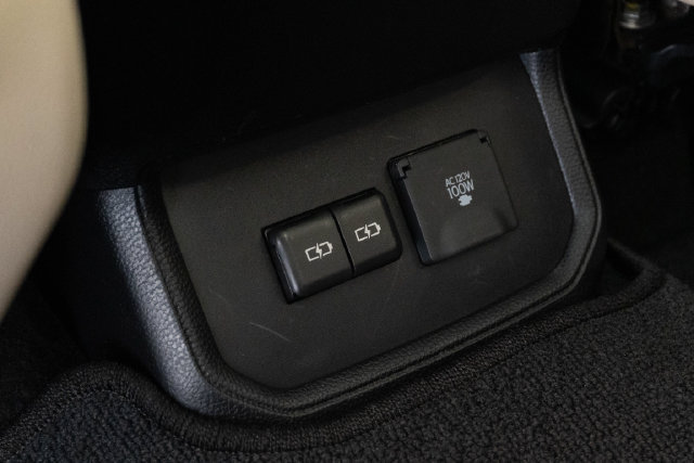 Used 2024 Toyota Highlander Platinum FWD image 12