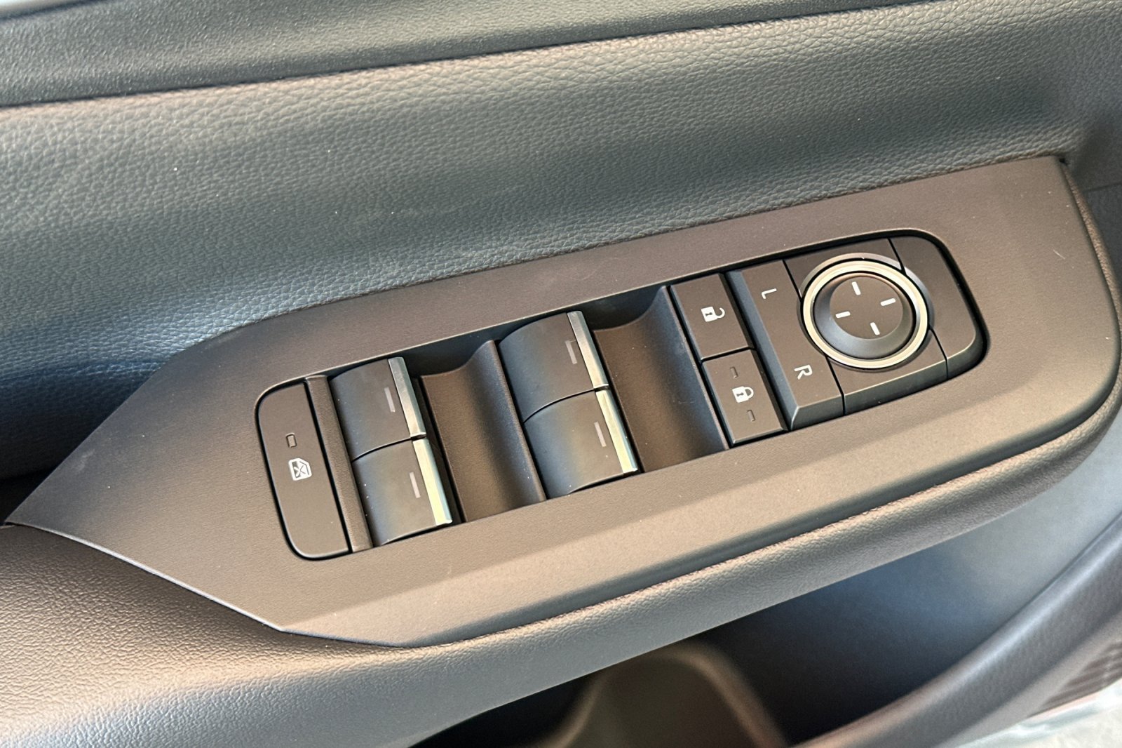 New 2027 Toyota Prius Plug-In Hybrid FWD image 12